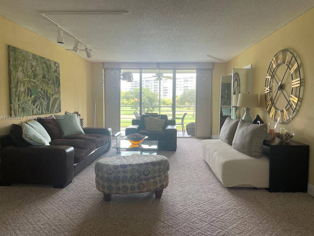 Pompano Beach, FL 33069,555 Oaks Ln #203
