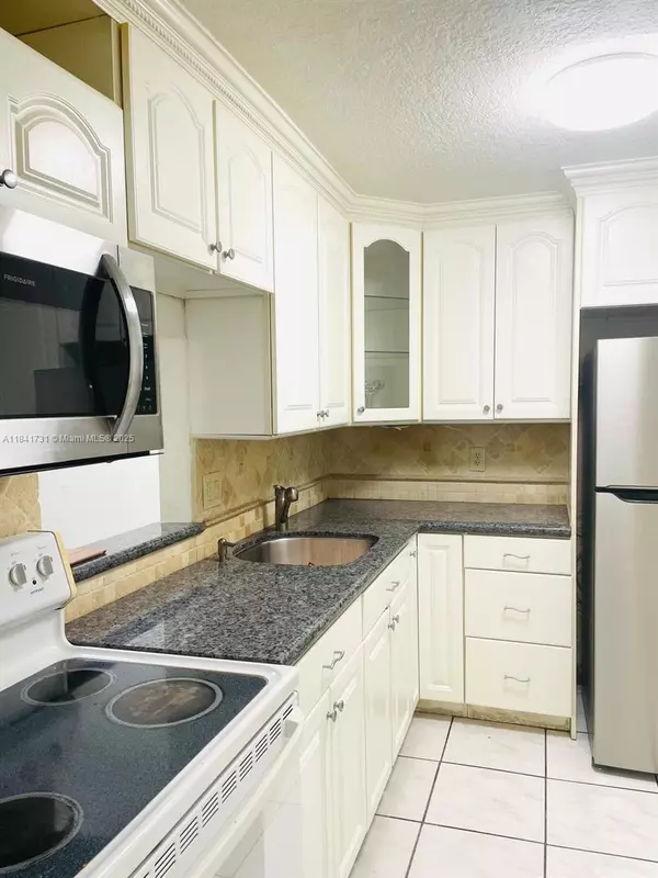 Miami, FL 33179,1401 NE 191st St #D111