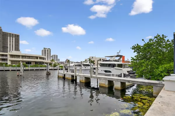 Aventura, FL 33180,19925 NE 39th PL Boat Slip #17