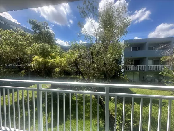 Miami, FL 33172,9375 Fontainebleau Blvd #L222