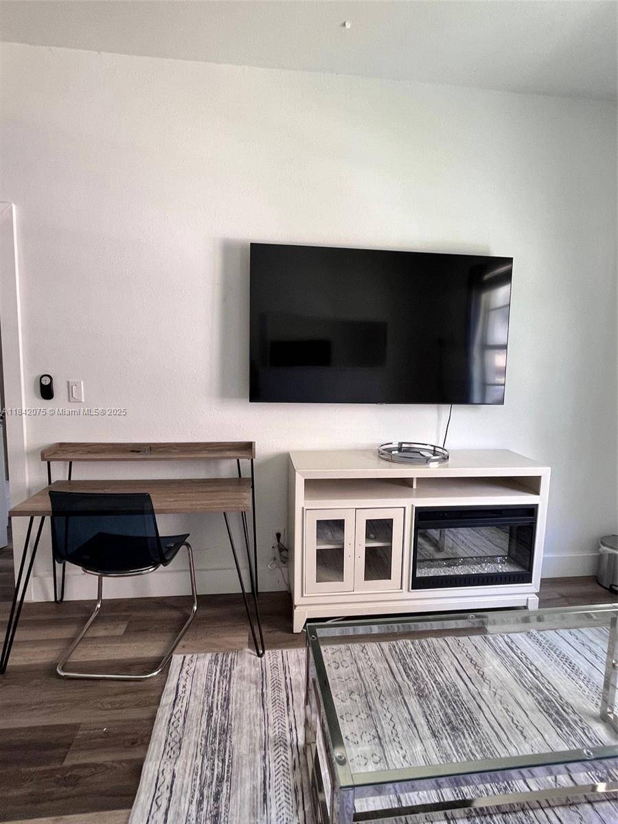 Miami Beach, FL 33140,3030 Collins Ave #1F