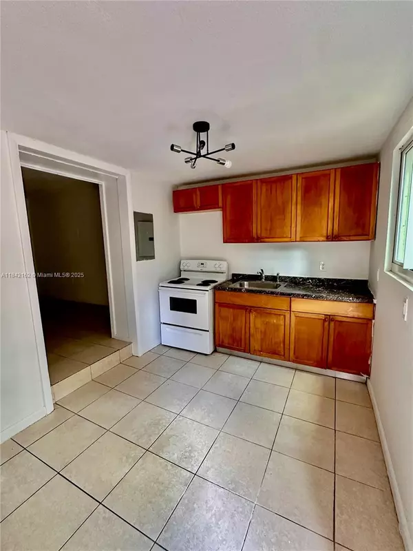 Miami, FL 33137,437 NE 30th St #8