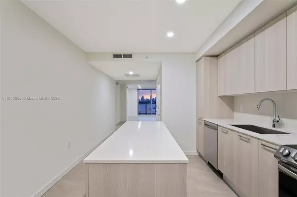 Miami Beach, FL 33139,1500 Bay Rd #N-0302