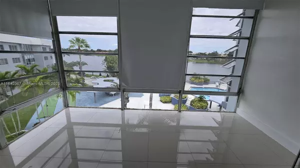 Miami, FL 33179,877 NE 195th St #417