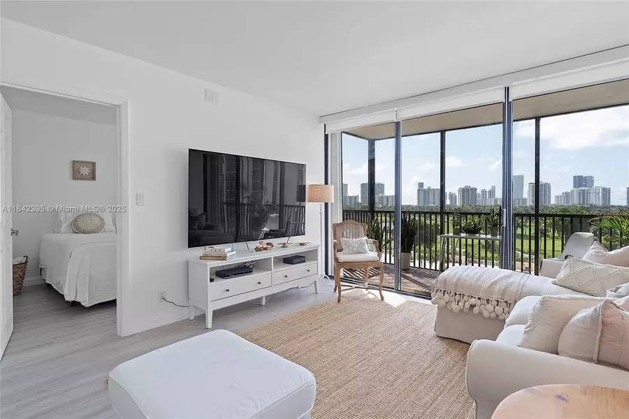 20301 W Country Club Dr #728, Aventura, FL 33180