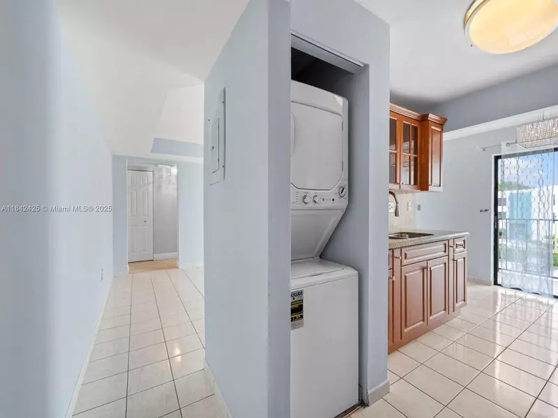 1820 W 53rd St #319, Hialeah, FL 33012