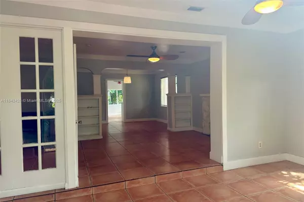 North Miami, FL 33161,542 NE 130th St