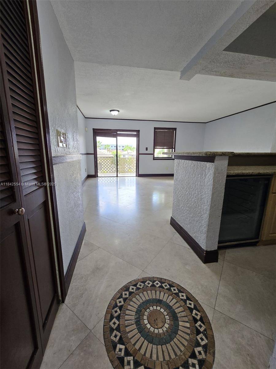 8425 NW 8th St #307, Miami, FL 33126