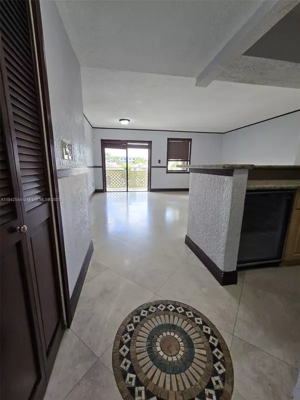 8425 NW 8th St #307, Miami, FL 33126