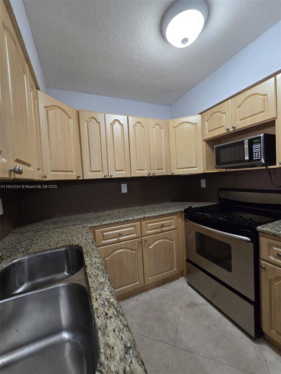 Miami, FL 33126,8425 NW 8th St #307