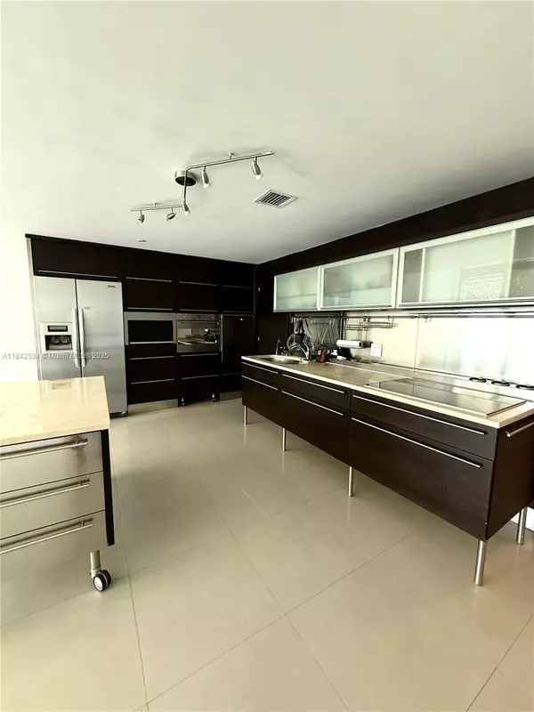 Miami Beach, FL 33140,6000 Collins Ave #313