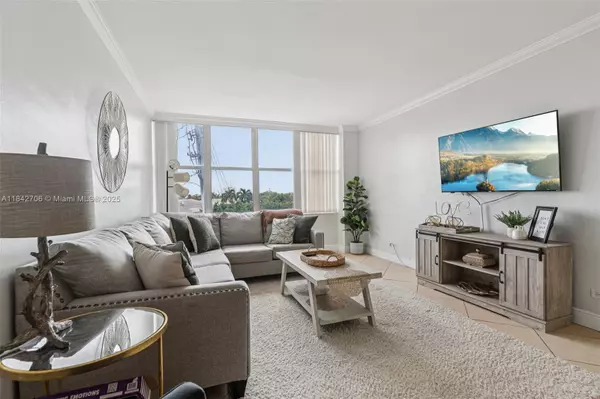 Miami Beach, FL 33141,7441 Wayne Ave #2B