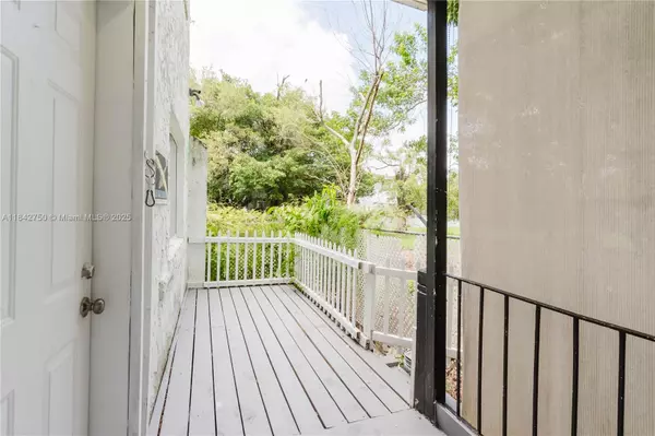 Miami, FL 33128,109 NW 6th Ave #6