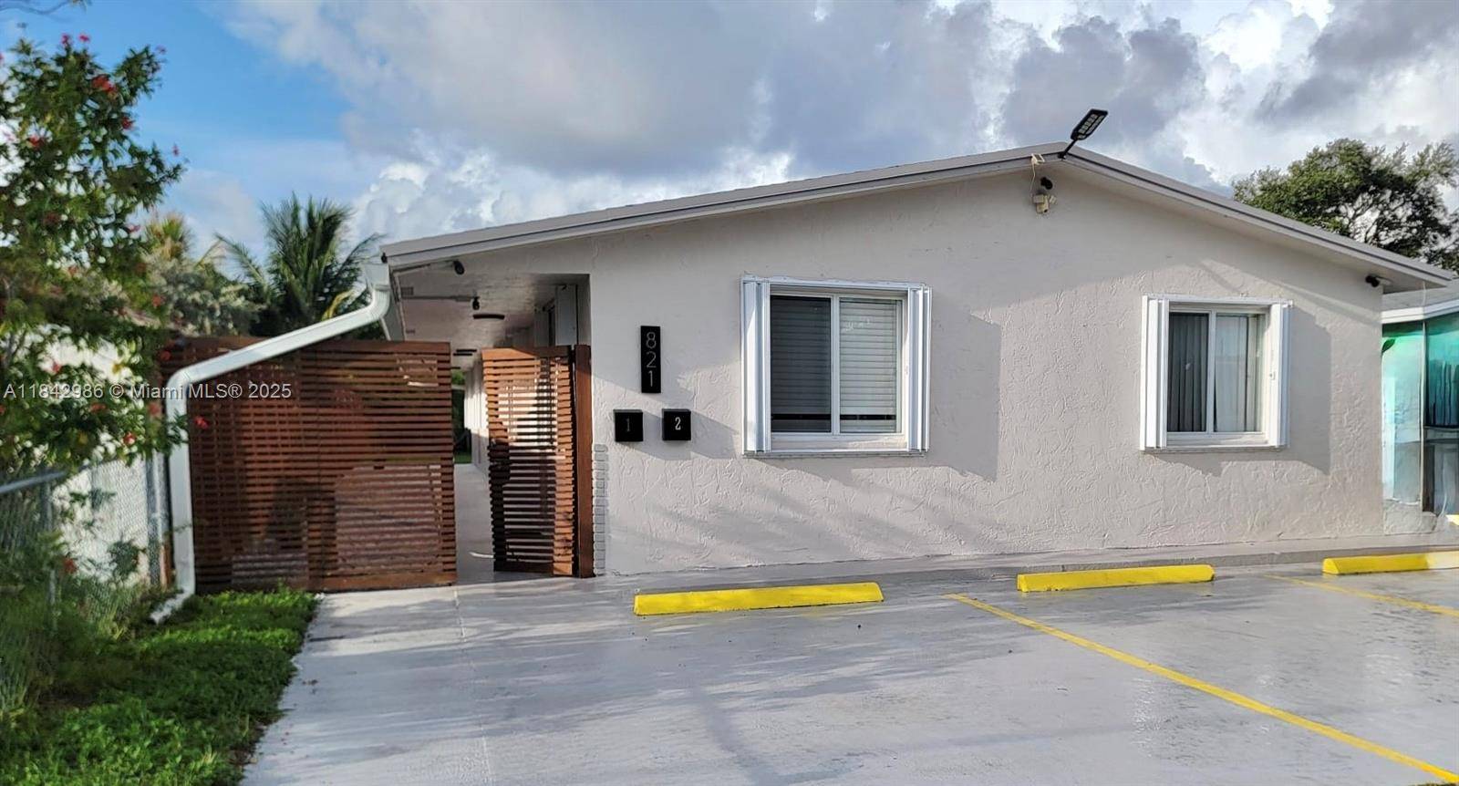 821 SW 9th St #2, Hallandale Beach, FL 33009