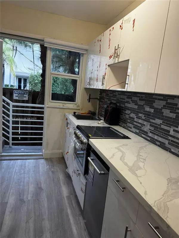 Miami Beach, FL 33140,4730 Pine Tree Dr #18