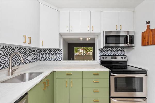 6890 N Kendall Drive #B202, Pinecrest, FL 33156