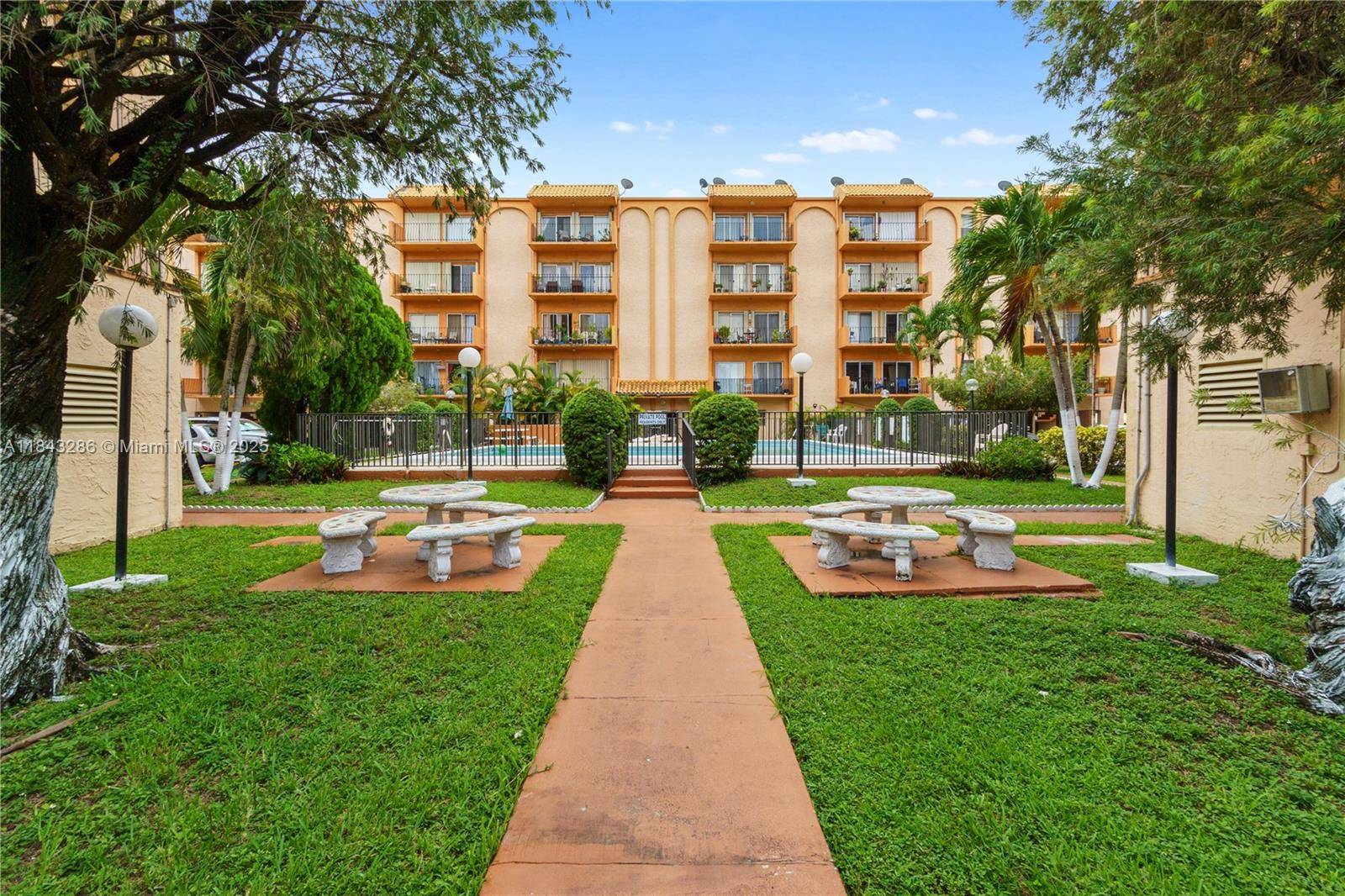 Hialeah, FL 33012,1950 W 54th St #317