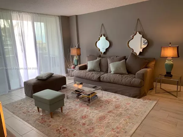 Miami Beach, FL 33139,800 West Ave #520