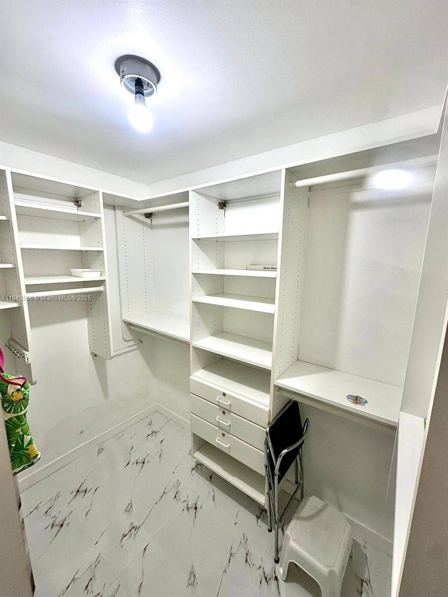 Miami Beach, FL 33141,6423 Collins Ave #1709