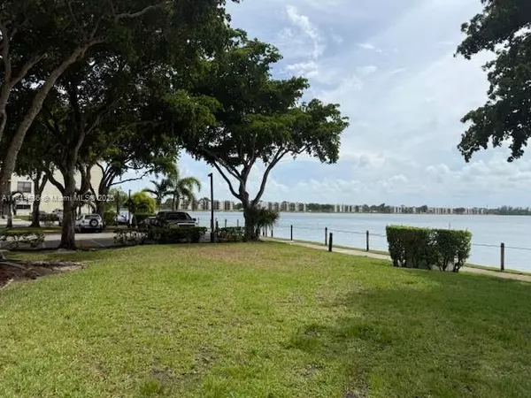 Oakland Park, FL 33309,109 Lake Emerald Dr #202