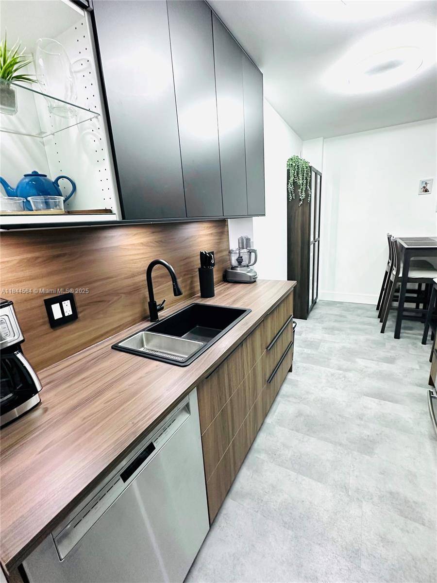 Hollywood, FL 33021,4400 Hillcrest Dr #805A