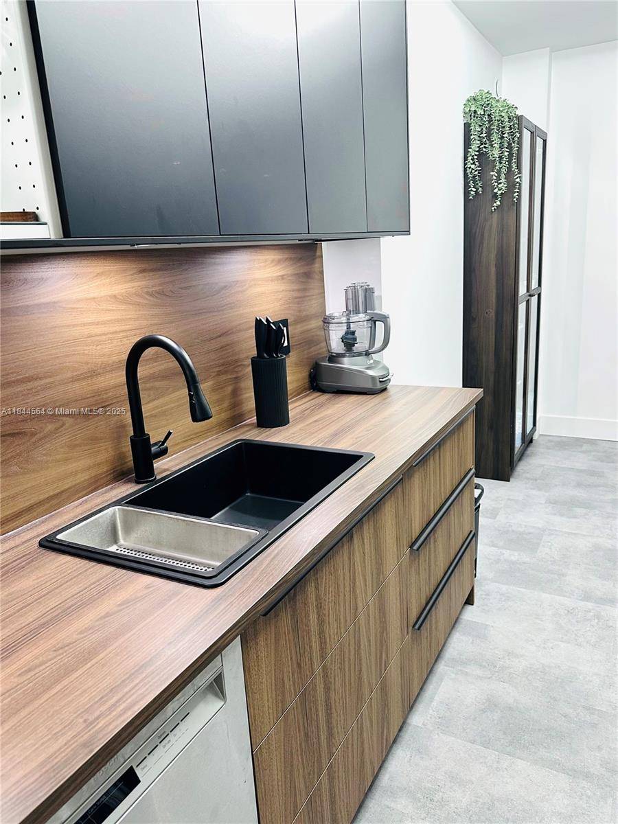 Hollywood, FL 33021,4400 Hillcrest Dr #805A