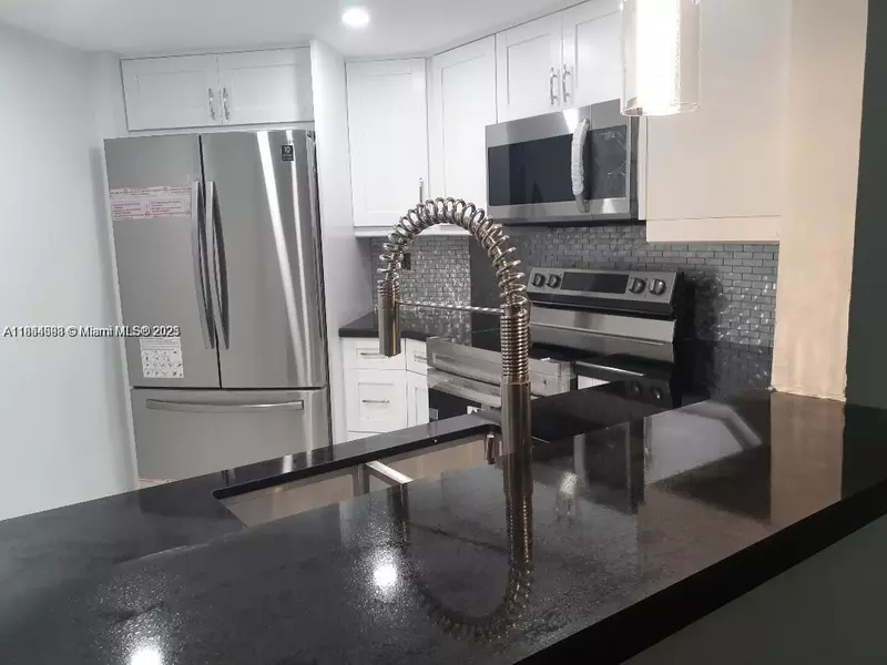 9421 Fontainebleau Blvd #212-35, Miami, FL 33172