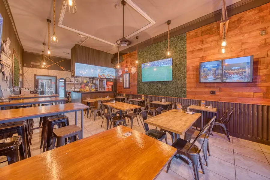 Gourmet Burger Franchise For Sale in Prime Miami Beach Location, Miami Beach, FL 33141