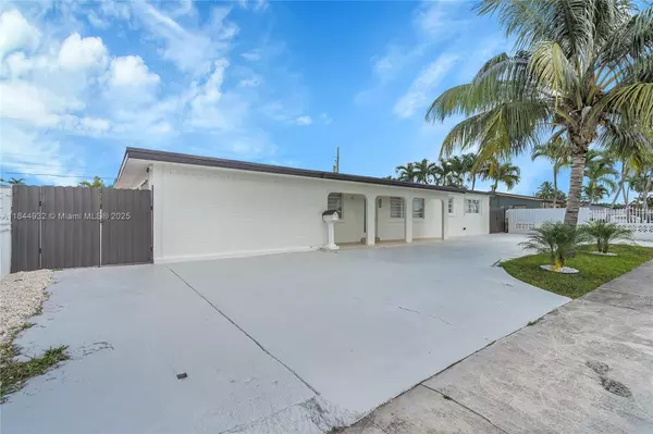 Hialeah, FL 33012,453 W 40th Pl
