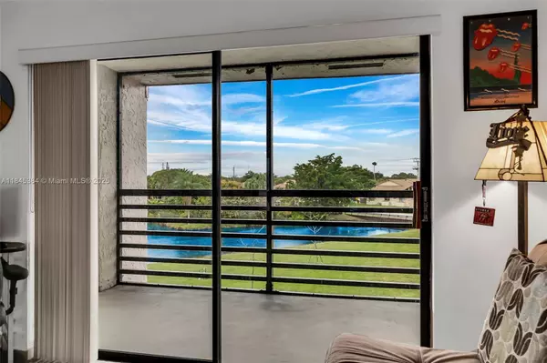 Sunrise, FL 33322,10466 Sunrise Lakes Blvd #305