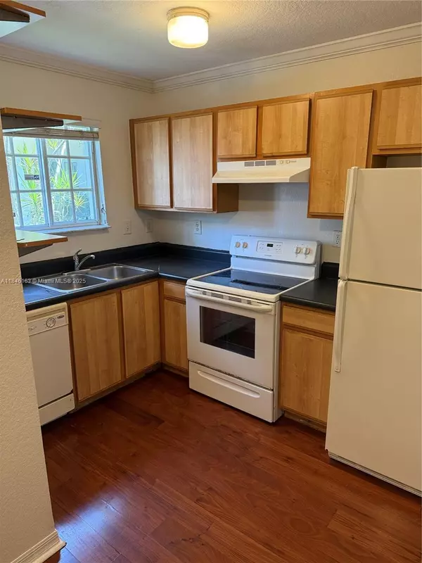 North Miami Beach, FL 33162,2082 NE 167th St #2-104