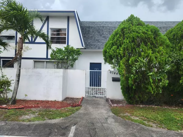 6744 SW 40th St #45, Davie, FL 33314