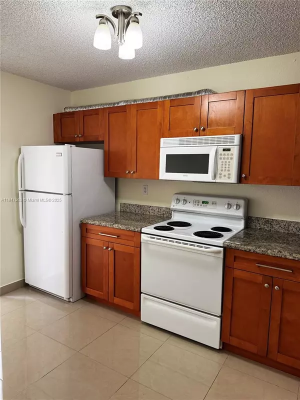 Deerfield Beach, FL 33064,863 Crystal Lake Dr #863