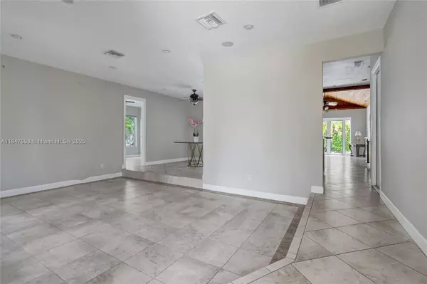 Pompano Beach, FL 33060,571 SE 11th St