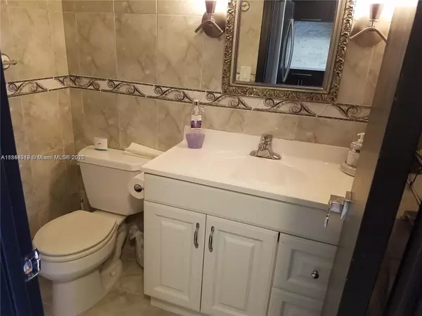 North Miami Beach, FL 33162,2025 NE 164th St #914