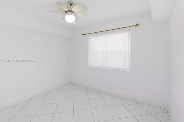 Miami Beach, FL 33140,2600 Collins Ave #405