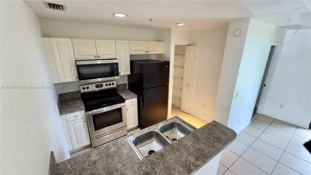 2000 Freeport Ln #4107, Riviera Beach, FL 33404