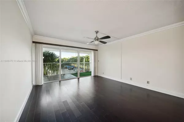 Weston, FL 33326,100 Lakeview Dr #202