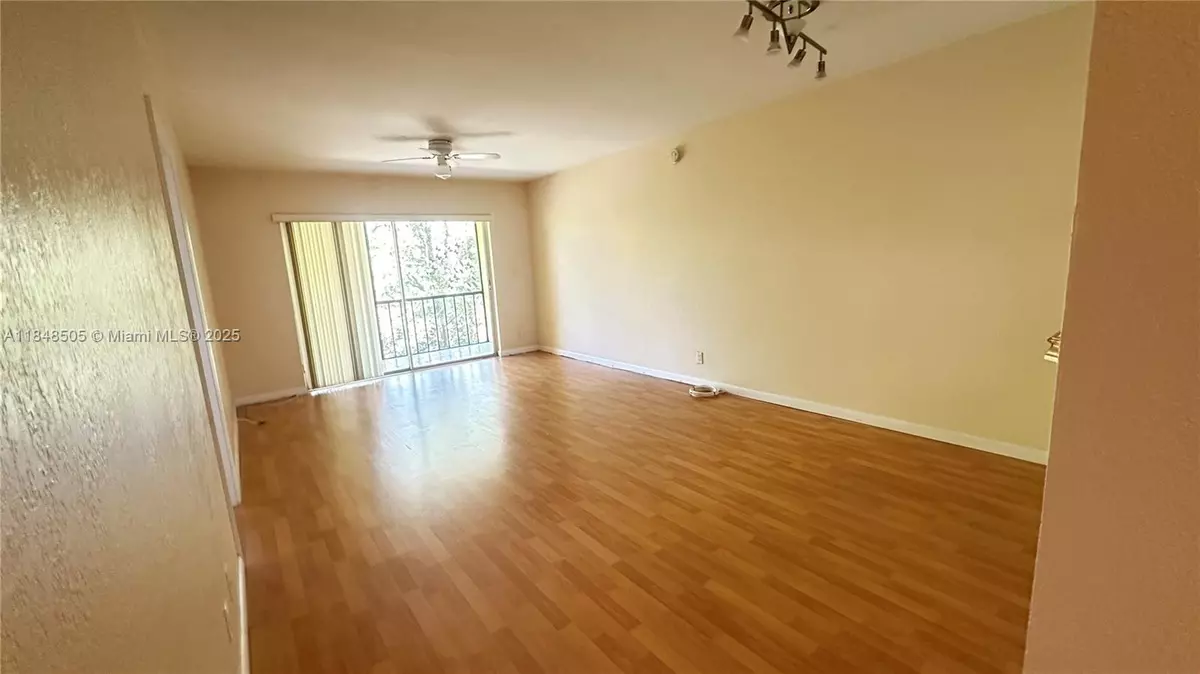 Tamarac, FL 33321,8060 Fairview Dr #208
