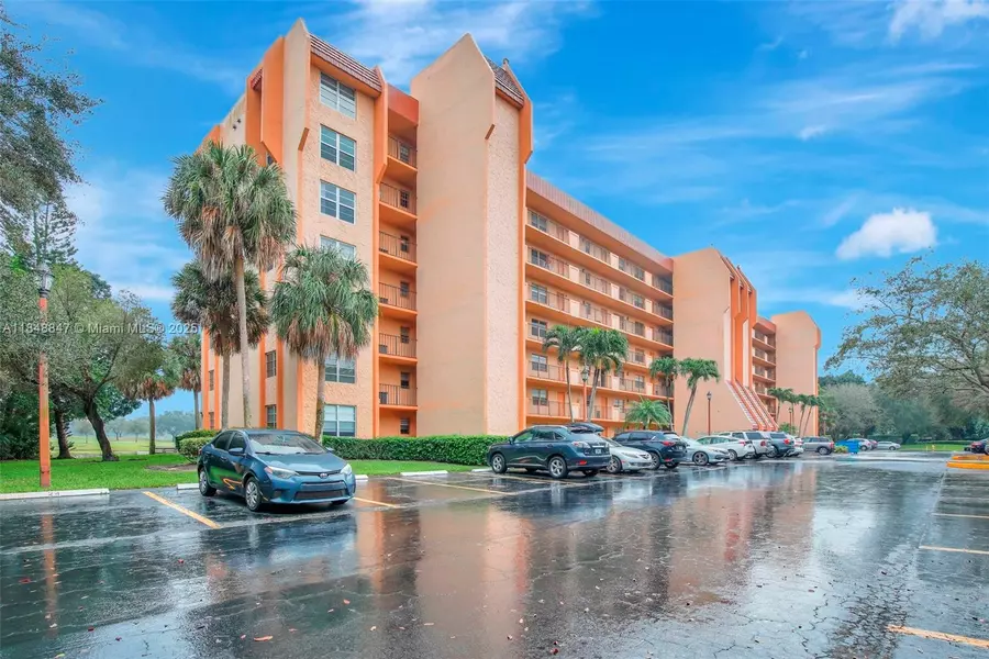 3001 W Rolling Hills Cir #601, Davie, FL 33328