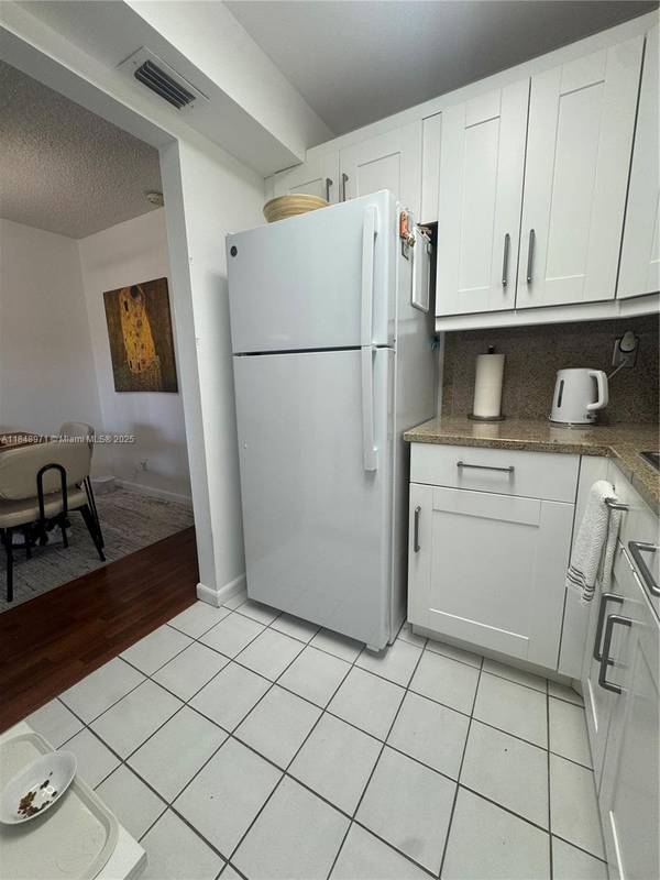 9061 Sunrise Lakes Blvd #206, Sunrise, FL 33322