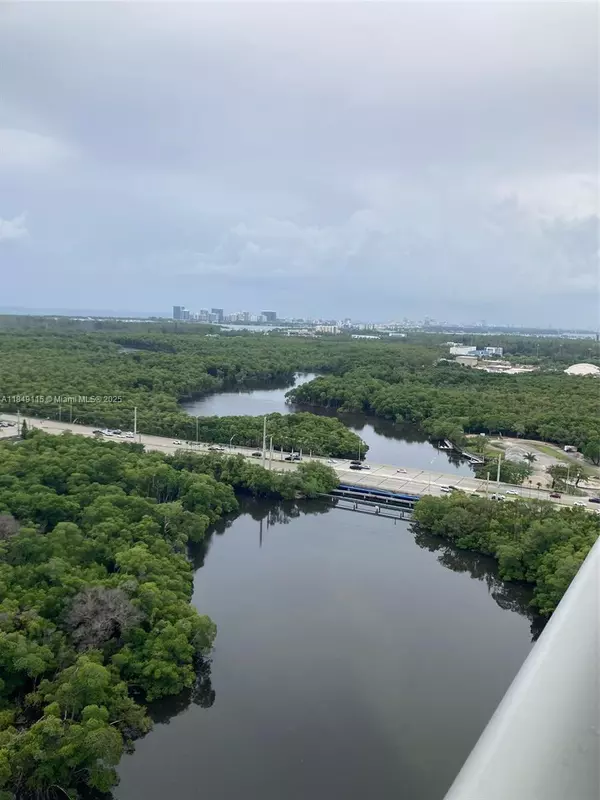 North Miami Beach, FL 33160,16385 Biscayne Blvd #2418