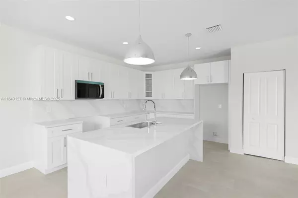 3460 SW 18th St, Fort Lauderdale, FL 33312