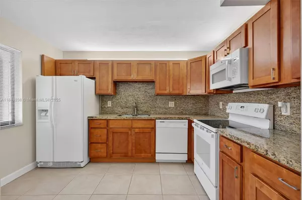 Weston, FL 33326,16210 Laurel Dr #203