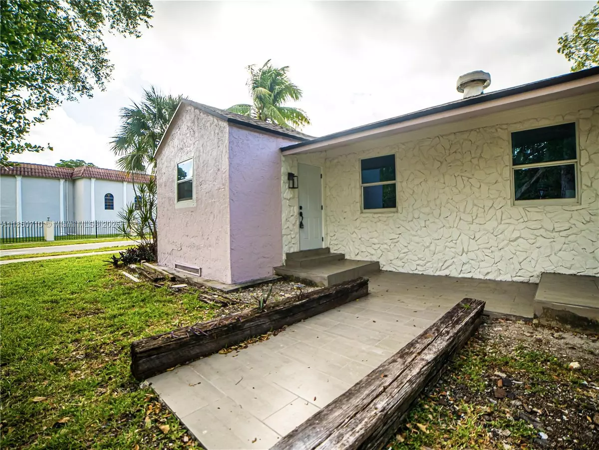 Hollywood, FL 33021,412 Columbus Pkwy #1-2