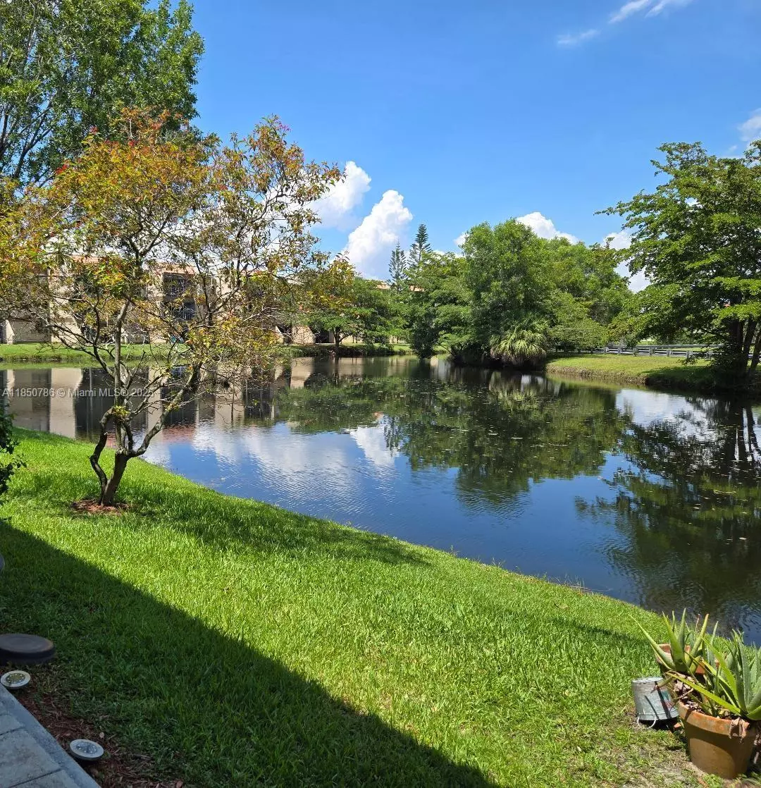 Weston, FL 33326,302 Lakeview Dr #102