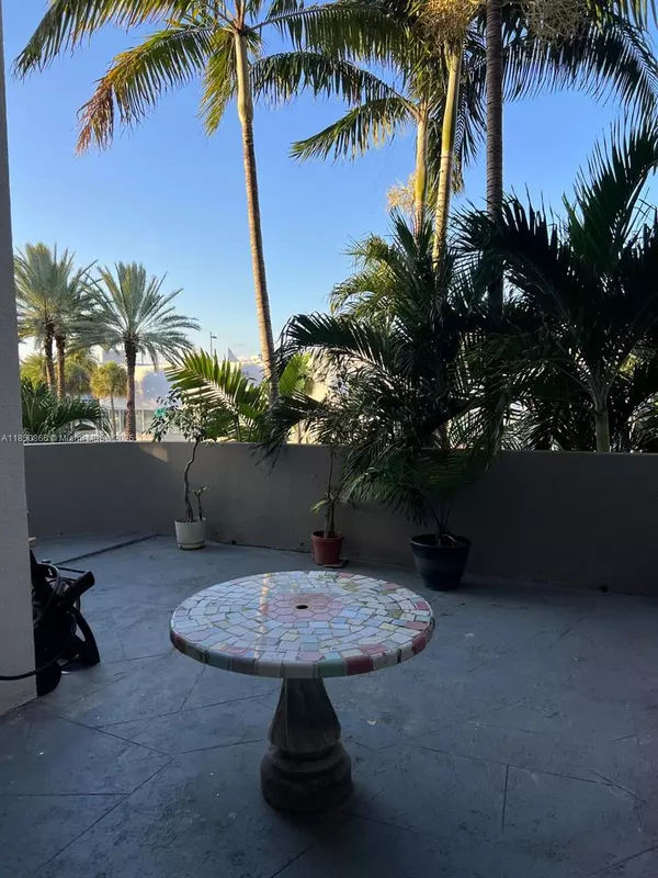 Miami Beach, FL 33141,2000 Biarritz Dr #202