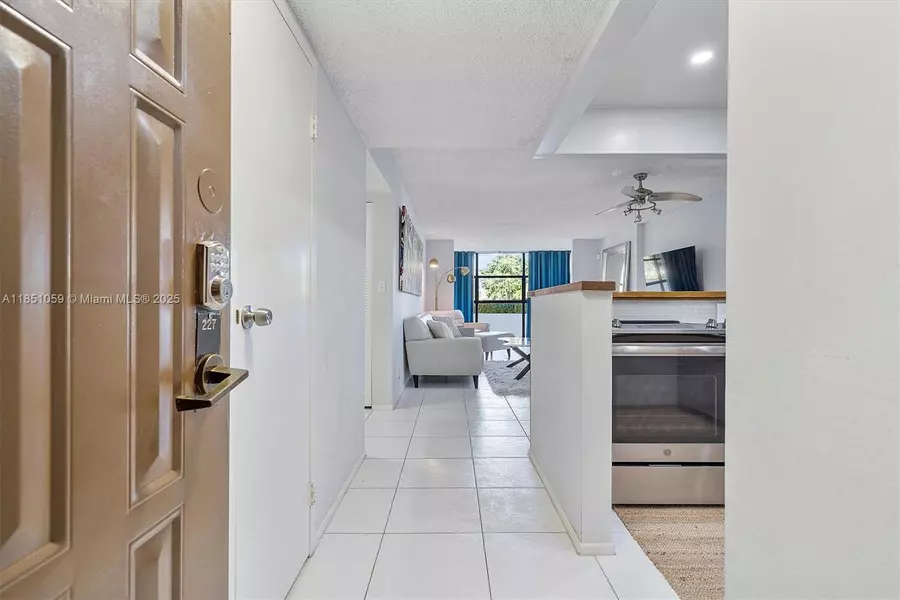 600 Parkview Dr #227, Hallandale Beach, FL 33009