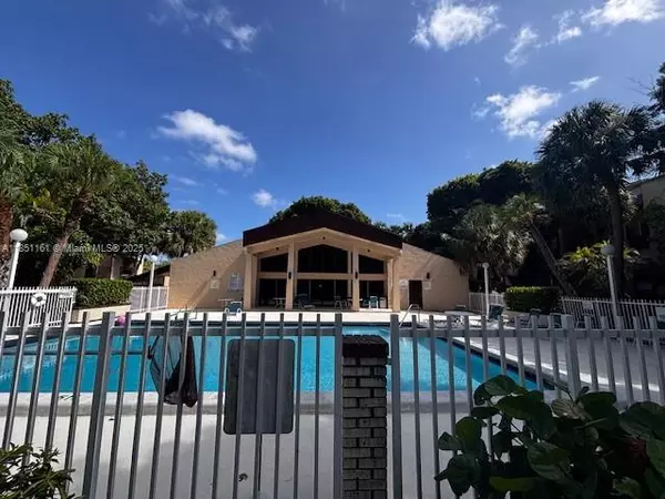 Miami, FL 33186,14321 N Kendall Dr #302F