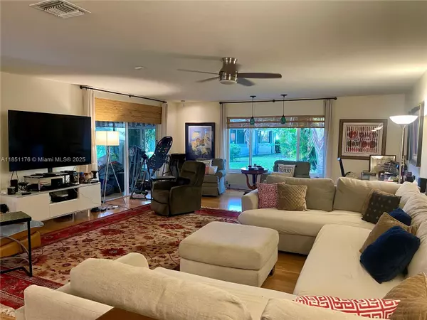 Pompano Beach, FL 33069,1013 E Cypress Dr #V-31